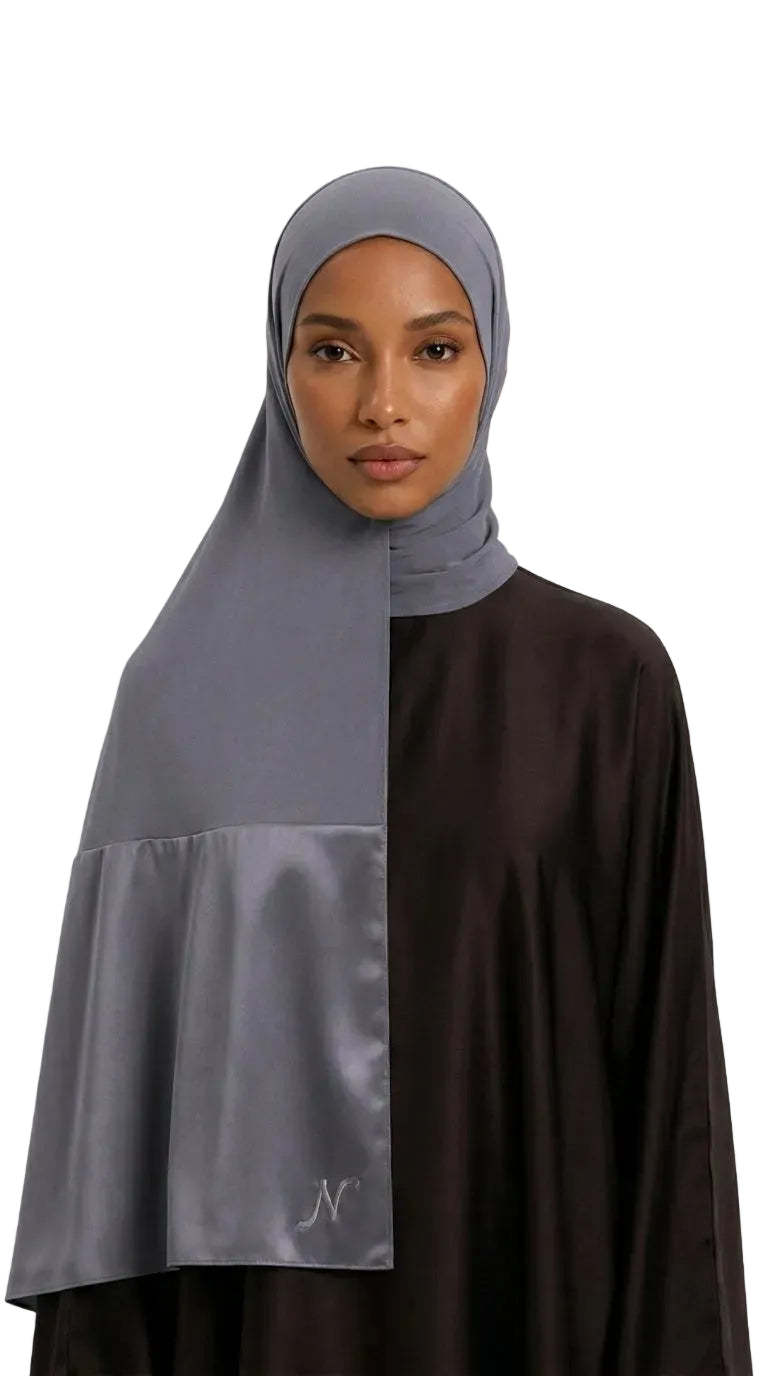 Hijab Modal Satin gris porté, drapé élégant