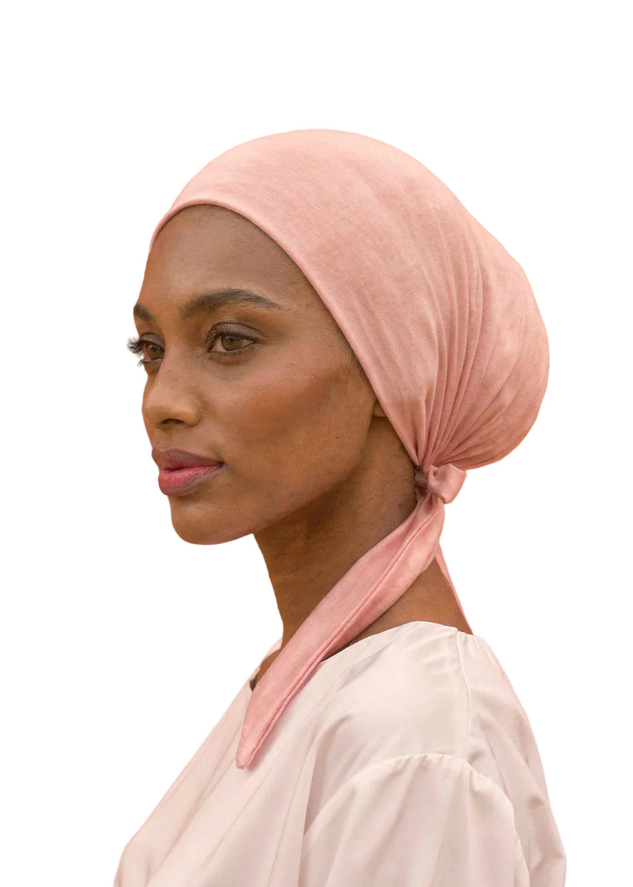 Sous-hijab satin rose de profil, maintien sans serrage