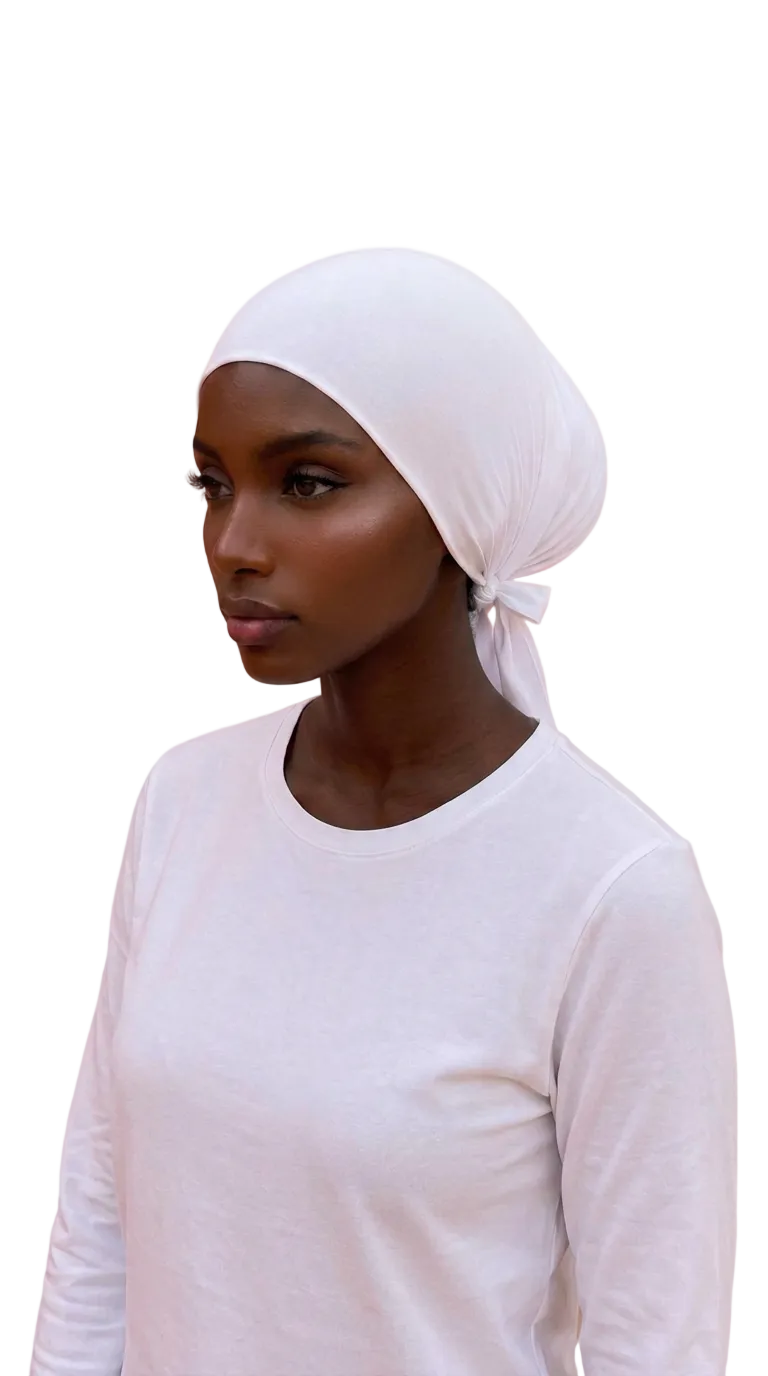 Sous-hijab satin blanc porté, doublure intérieure protectrice pour les cheveux